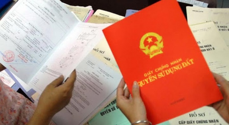 Hợp đồng chuyển nhượng quyền sử dụng đất được ủy ban nhân dân xã chứng nhận có giá trị pháp lý không? 